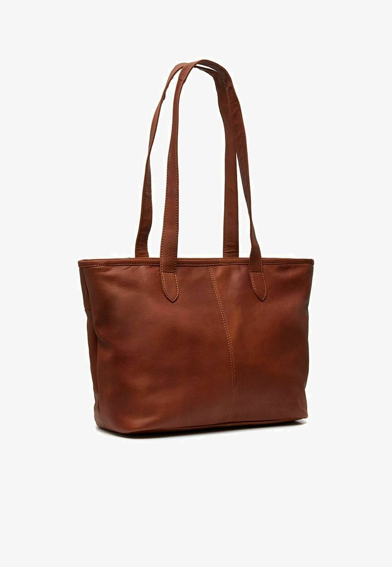 Ruskea nahkainen olkalaukku, jossa on kaksi pitkää hihnaa, tilava suorakulmainen muoto, sileä pinta ja saumaus yksityiskohtana edessä.