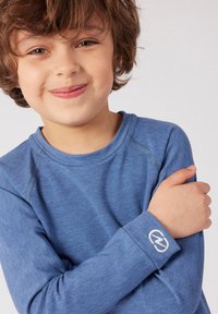 Camicia a maniche lunghe blu realizzata in tessuto morbido con scollatura rotonda, con un logo bianco ricamato sul polsino e maniche raglan.