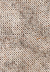 Tissu naturel tissé avec une base beige clair, entrelacée de fils marron foncé et crème. Texture avec un motif subtil et uniforme.