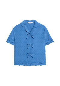 Blusa blu a maniche corte con colletto, tre dettagli a fiocco sulla parte frontale, tessuto texturizzato e pizzo floreale lungo l'orlo.