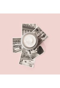 Tarro transparente de crema blanca con tapa plateada, rodeado de fotografías en blanco y negro sobre un fondo rosa. El texto en el tarro dice "BABOR."