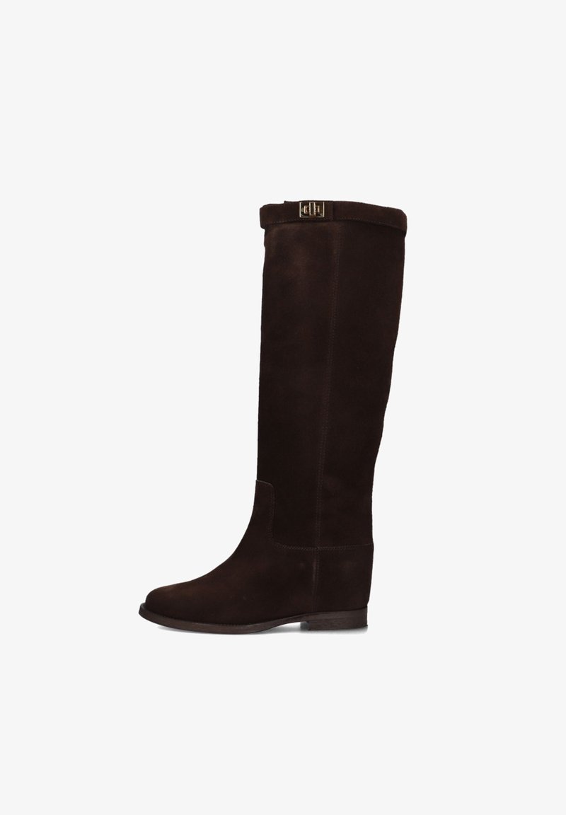 Braune Wildleder-Kniehohe Stiefel mit flacher Sohle, runder Spitze und goldfarbener Akzentuierung am oberen Rand. Glatte Textur, minimalistisches Design.