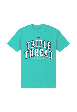 Turkusowy T-shirt z krótkim rękawem z dużym białym napisem "TRIPLE THREAD" i małym napisem "HOOPWEAR" poniżej.