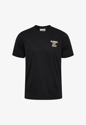 Schwarzes Baumwoll-T-Shirt mit Rundhalsausschnitt, kurzen Ärmeln und goldener Schrift, die auf der linken Brust "HUMMEL EST 1923" lautet.