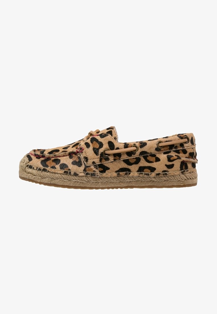 Leopardprint instapschoen van zachte stof, met een geweven jute zool, decoratieve stiksels en ronde veters aan de zijkanten.