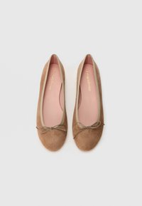 Ballerine in suede marrone con punta rotonda, interno rosa e un fiocco decorativo abbinato sulla parte anteriore. Texture liscia e design semplice.
