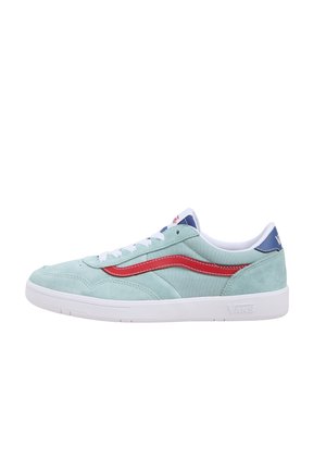 Lyseblå Vans sneaker med hvid sål, hvide snørebånd, rød sidestibe og mørkeblå hælblik, vist fra siden.