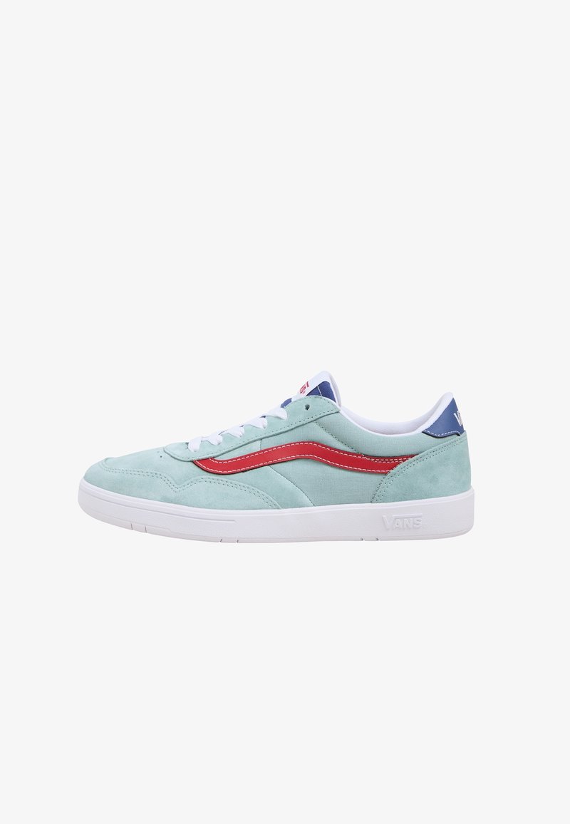 Baskets Vans bleu clair avec semelle blanche, lacets blancs, bande latérale rouge et languette de talon bleu foncé, vues de côté.