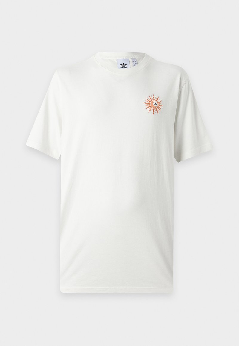 Maglietta bianca Adidas con un piccolo disegno di sole arancione sul petto sinistro e collo a giro.