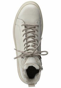 Baskets blanches en cuir avec bout rond, lacets gris et doublure pelucheuse au col. Accent de fermeture éclair sur le côté et semelle en caoutchouc texturée.