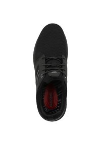 Schwarzer Mesh-Sportschuh mit runder Zehenform, Schnürsystem und roter Innensohle. Besitzt silberne Akzente und ein strukturiertes Muster auf dem Obermaterial.