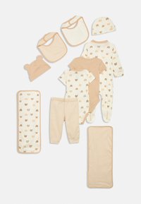 Set de îmbrăcăminte pentru bebeluși în nuanțe moi de bej și crem, cu modele cu urși, design în dungi, o căciulă cu urechi și baveți complementari.
