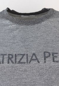 Maglione grigio con finitura testurizzata, caratterizzato da un logo nero decorato con strass e un colletto a coste scintillante.