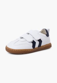 Scarpe bianche in pelle con dettagli blu navy, doppie fasce in velcro, suola in gomma, e dettagli cuciti. Punta arrotondata e design a taglio basso.