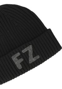 Svart stickad mössa med ribbat mönster, prydd med grå filtbokstäver "FZ" framtill. Enkel, kroppsnära design.