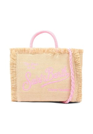 Rechthoekige beige geweven tas met franjes aan de randen, roze gevlochten schouderband, roze handvatten en "Saint Barth" tekst in het roze aan de voorkant.