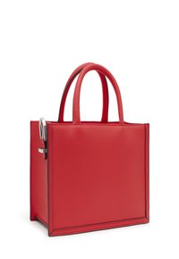 Bolso de cuero rojo con forma cuadrada rígida, asas cortas y costuras en negro en contraste. Incluye un detalle en metal plateado.