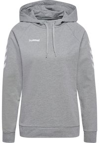 Sweat à capuche gris avec cordon de serrage. Présente des motifs chevrons blancs sur les manches et un logo sur la poitrine. Tissu doux et texturé.