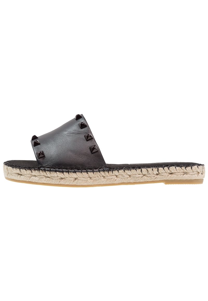 Svarta lädersandaler i slip-on-modell med pyramidsmycken, vävd jute-mellansula, platt sula och rundad öppen tådesign.