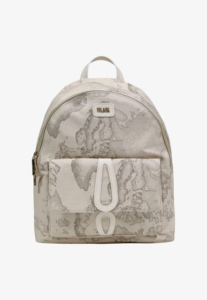 Beige rugzak met een voorvak en een vintage kaartafdruk, voorzien van een gouden rits en een klein rechthoekig logopatch.