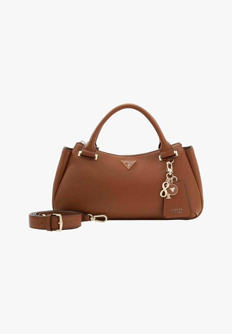 Sac à main en similicuir marron au design incurvé, orné de détails en métal doré, avec une bandoulière amovible et un pendentif décoratif. Doté d'une fermeture éclair.