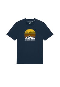Marineblauw katoenen T-shirt met korte mouwen, voorzien van een ronde grafic in geel en oranje, bergen, en tekst: "MEHR WANDERN WENIGER SORGEN."