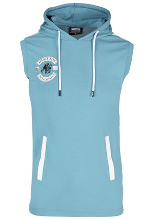 Mouwloze capuchontrui van lichtblauwe stof, met een logo aan de voorkant, witte accenten en een capuchon met trekkoord en zilveren tips.