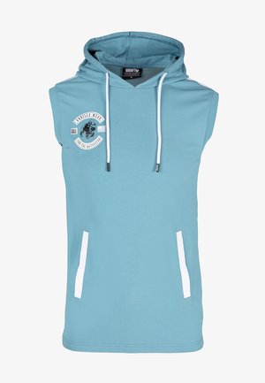 Mouwloze capuchontrui van lichtblauwe stof, met een logo aan de voorkant, witte accenten en een capuchon met trekkoord en zilveren tips.