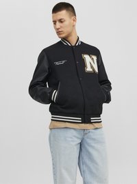 Zwarte varsity jas met gestreepte kraag en boorden, voorzien van een beige geborduurd "N" logo, leren mouwen en een relaxed fit.