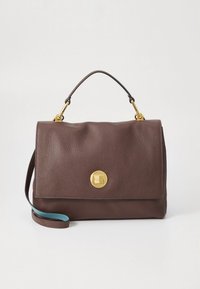 Smeđa kožna torba s teksturiranim finišem, zlatnom metalikom i plavim detaljem na remenu. Preklopni zatvarač s logotipom sprijeda.