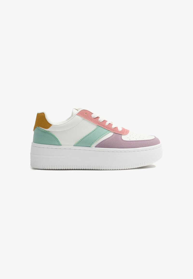 Zapatilla blanca con bloques de color pastel en menta, rosa y lavanda. Presenta una suela de plataforma texturizada y cordones tradicionales.