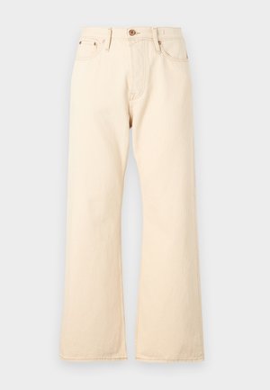 Beige magas derekú farmernadrág, széles lábszárral, amely denim anyagból készült, elöl gombos záródással és két hátsó zsebbel.