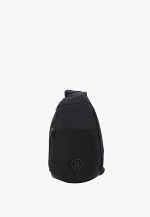 Czarny plecak typu sling z jednym paskiem, z zamykanymi komorami i okrągłym logo z literą "B" na przedniej kieszeni.