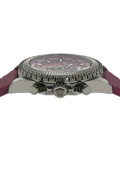 Apvalus išmanusis laikrodis su bordo ciferblatu, sidabro spalvos bezeliu ir purpurinės spalvos silikoniniu dirželiu. Yra du šoniniai mygtukai ir tekstūruotas bezelis.