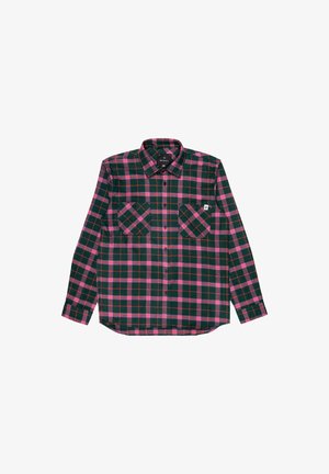 Chemise à manches longues en tartan de couleur vert foncé, rose et rouge. Elle comporte deux poches poitrine avec des motifs en losanges et un devant à boutons.