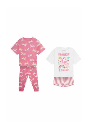 To sæt børnepyjamas: pink top og bukser med enhjørningetryk; hvid t-shirt med "SPARKLE & SHINE" og stribede shorts.