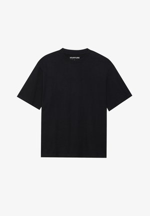 Črna majica s kratkimi rokavi in okroglim izrezom, izdelana iz mehkega bombažnega blaga. Ima minimalen dizajn brez vidnih vzorcev ali dodatkov.