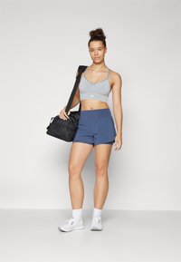 Under Armour VANISH - Kratke hlače 2-u-1 - downpour gray