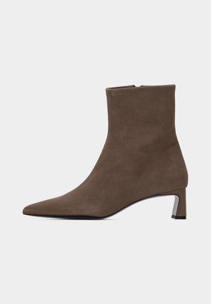 Filippa K KITTEN HEEL BOOTIES - Klasszikus bokacsizmák - dark taupe
