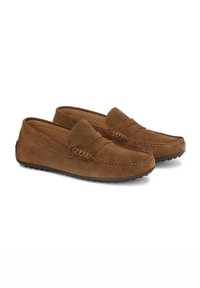 Smešani smeđi suede loafers bez kopčanja s okruglim vrhom, s detaljnim šavovima i teksturiranom potplatom za bolje prianjanje.
