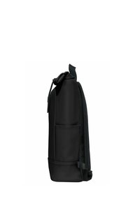 Schwarzer Rucksack mit einer eleganten, rechteckigen Form. Hergestellt aus glattem Material, verfügt über eine Seitentasche und einen verstellbaren Riemen. Mit einer Schlaufe oben akzentuiert.