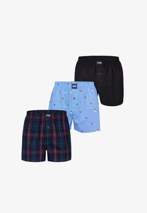 Drie paren herenboxers: één met een geruit patroon in marineblauw/rood, één lichtblauw met kleine patronen, en één effen zwart, met elastische taillebanden.