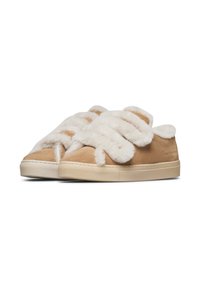 Sneakers in suede beige con lacci bianchi morbidi e foderatura interna. Presentano una punta arrotondata, suola piatta e un branding minimale sul lato.