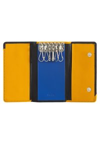 Porte-clés en cuir noir et jaune ; comprend un bloc-notes bleu, du matériel en argent et six crochets pour clés sur une base à motifs.