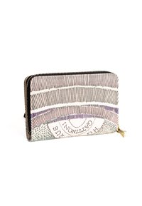 Portafoglio con zip caratterizzato da un'esterno in tessuto multicolore con motivi geometrici in delicate tonalità di rosa, viola e verde.