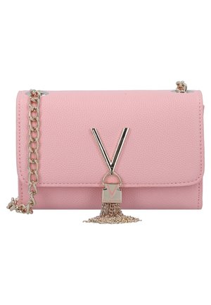 Pochette en cuir rose texturé avec fermoir en forme de V argenté et bandoulière en chaîne, ornée d'un pompon en chaînes argentées suspendu au fermoir.