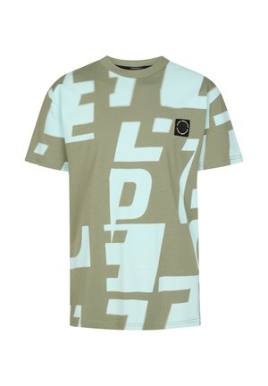 Bomuld T-shirt i olivengrøn og lyseblå, med et grafisk mønster af bogstaver og et sort mærke på brystet. Korte ærmer, rund hals.