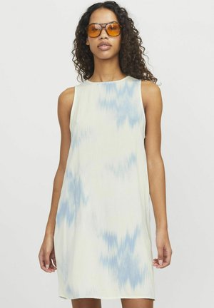 Sukienka bez rękawów z miękkiego materiału w kremowym kolorze z niebieskim wzorem tie-dye, o luźnym kroju i okrągłym dekolcie.