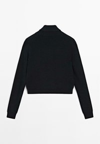 Pull en tricot noir à manches longues avec poignets et ourlet côtelés, présenté à plat montrant l'arrière et un col montant plié.