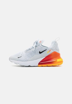 Basket Nike Air Max 270 blanche et grise avec un swoosh noir, une tige en mesh respirant et une semelle à coussin d'air translucide orange-rouge.